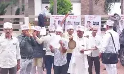 सरकार को जगाने के लिए पब्लिक ने शंख, घंटे और मंजीरे बजाए सरकार को जगाने के लिए पब्लिक ने शंख, घंटे और मंजीरे बजाए