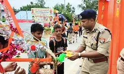 डीआईजी ने चेक की व्यवस्था-कांवड़ियों का हाल जानकर आहार किया वितरित डीआईजी ने चेक की व्यवस्था-कांवड़ियों का हाल जानकर आहार किया वितरित