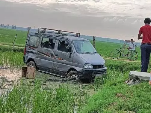 बिजली के खंभे से टकराई स्कूल वैन खेत में पलटी- मची चीख पुकार