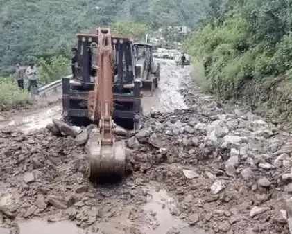 नेशनल हाईवे पर लैंड स्लाइड- हाईवे हुआ बंद- लगा गाड़ियों का लंबा जाम नेशनल हाईवे पर लैंड स्लाइड- हाईवे हुआ बंद- लगा गाड़ियों का लंबा जाम