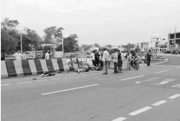 काल बनकर दौड़ रहा गैस टैंकर रोड क्रॉस कर रहे दंपति की ले उड़ा जान