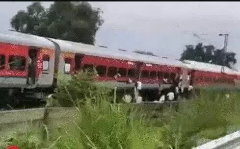 बारिश का कहर जारी- रेलवे ट्रैक धंसा- कालिंदी एक्सप्रेस रोके जाने से.. बारिश का कहर जारी- रेलवे ट्रैक धंसा- कालिंदी एक्सप्रेस रोके जाने से..
