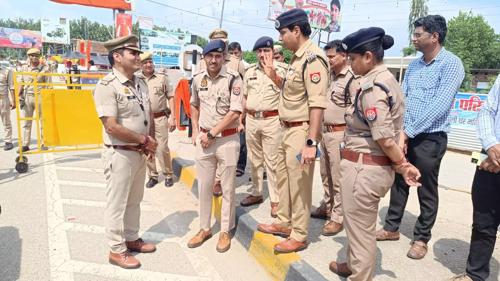 कांवड़ यात्रा 2025- DM व SSP ने बॉर्डर पर कांवड़ियों का किया स्वागत कांवड़ यात्रा 2025- DM व SSP ने बॉर्डर पर कांवड़ियों का किया स्वागत