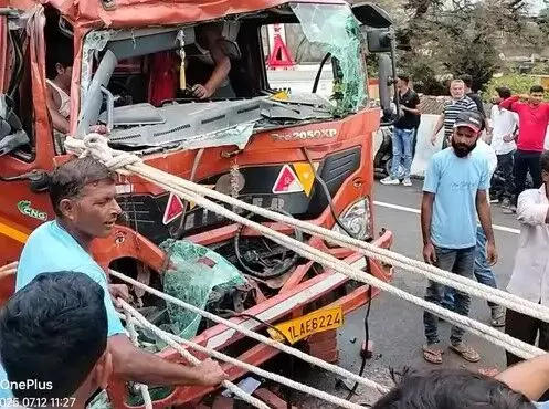हाईवे पर ईंटों से भरी ट्रैक्टर ट्राली में घुसी DCM- टक्कर के बाद.... हाईवे पर ईंटों से भरी ट्रैक्टर ट्राली में घुसी DCM- टक्कर के बाद....