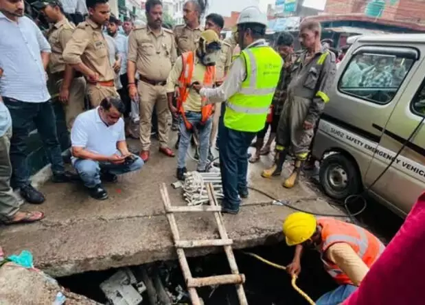 खुले नाले में गिरा आदमी पानी में बहा-हंगामे के बाद रेस्क्यू ऑपरेशन शुरू