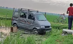 बिजली के खंभे से टकराई स्कूल वैन खेत में पलटी- मची चीख पुकार बिजली के खंभे से टकराई स्कूल वैन खेत में पलटी- मची चीख पुकार