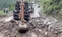 नेशनल हाईवे पर लैंड स्लाइड- हाईवे हुआ बंद- लगा गाड़ियों का लंबा जाम नेशनल हाईवे पर लैंड स्लाइड- हाईवे हुआ बंद- लगा गाड़ियों का लंबा जाम