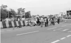 काल बनकर दौड़ रहा गैस टैंकर रोड क्रॉस कर रहे दंपति की ले उड़ा जान काल बनकर दौड़ रहा गैस टैंकर रोड क्रॉस कर रहे दंपति की ले उड़ा जान