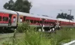 बारिश का कहर जारी- रेलवे ट्रैक धंसा- कालिंदी एक्सप्रेस रोके जाने से.. बारिश का कहर जारी- रेलवे ट्रैक धंसा- कालिंदी एक्सप्रेस रोके जाने से..