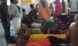 मजदूरों को लेकर जा रही मैक्स बेकाबू होकर पलटी-हादसे के वक्त 28 मजदूर.. मजदूरों को लेकर जा रही मैक्स बेकाबू होकर पलटी-हादसे के वक्त 28 मजदूर..