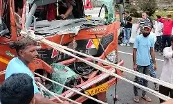 हाईवे पर ईंटों से भरी ट्रैक्टर ट्राली में घुसी DCM- टक्कर के बाद.... हाईवे पर ईंटों से भरी ट्रैक्टर ट्राली में घुसी DCM- टक्कर के बाद....