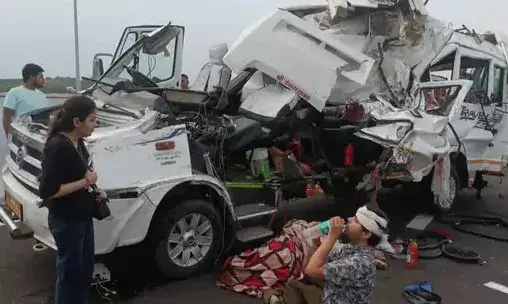 एक्सप्रेस वे पर मिनी बस आगे चल रहे ट्रक में घुसी-दो बेटों के साथ मां..