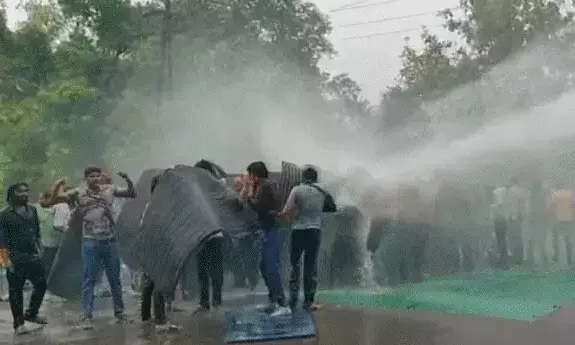 करणी सेना का बवाल- पुलिस ने छोड़े आंसू गैस के गोले- चलाई वाटर कैनन