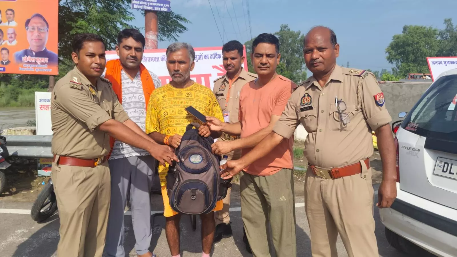 पुलिस की तत्परता से वापस मिला खोया बैग- बोला कांवड़िया धन्यवाद पुलिस पुलिस की तत्परता से वापस मिला खोया बैग- बोला कांवड़िया धन्यवाद पुलिस