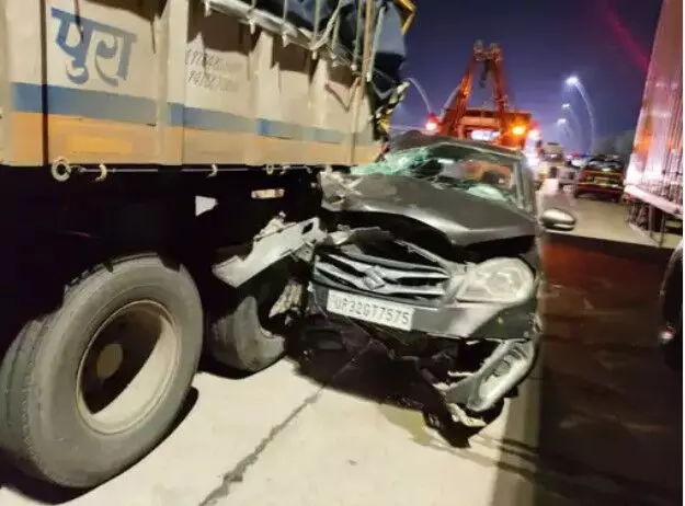 ओवरटेक के प्रयास में ट्रक में घुसी कार- तकरीबन 2 किलोमीटर तक.... ओवरटेक के प्रयास में ट्रक में घुसी कार- तकरीबन 2 किलोमीटर तक....