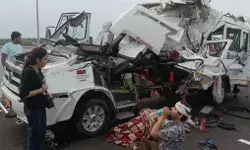 एक्सप्रेस वे पर मिनी बस आगे चल रहे ट्रक में घुसी-दो बेटों के साथ मां.. एक्सप्रेस वे पर मिनी बस आगे चल रहे ट्रक में घुसी-दो बेटों के साथ मां..