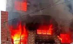 स्टेशनरी के गोदाम, शोरूम एवं घर में लगी भयंकर आग, दमकल कर्मी 6 घंटे... स्टेशनरी के गोदाम, शोरूम एवं घर में लगी भयंकर आग, दमकल कर्मी 6 घंटे...