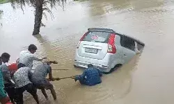 पुल पार करते समय नदी में बही कार-ग्रामीण ने मदद कर कार सवारों को बचाया पुल पार करते समय नदी में बही कार-ग्रामीण ने मदद कर कार सवारों को बचाया