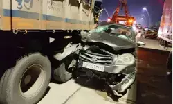 ओवरटेक के प्रयास में ट्रक में घुसी कार- तकरीबन 2 किलोमीटर तक.... ओवरटेक के प्रयास में ट्रक में घुसी कार- तकरीबन 2 किलोमीटर तक....