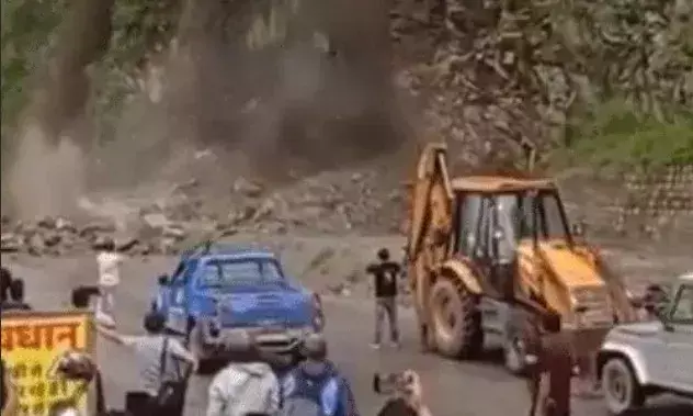 फोरलेन पर फिर गिरा पहाड़- दो जगह लैंडस्लाइड से ट्रैफिक पर ब्रेक
