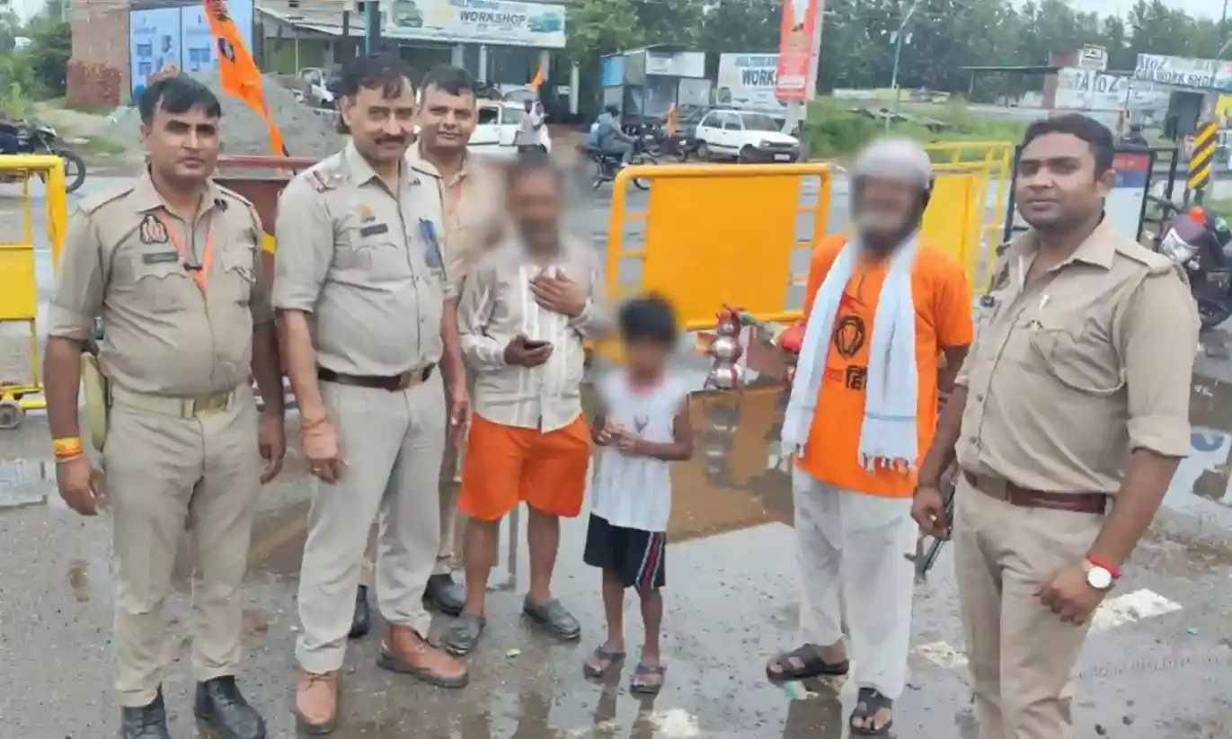 वाह मुजफ्फरनगर पुलिस-बिछडे छोटे कांवड़िए को परिजनों से मिलाया ...