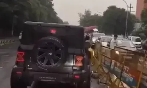 बारिश में तेज कटमार स्टाइल स्टंट-थार से लोगों को कुचलने की कोशिश
