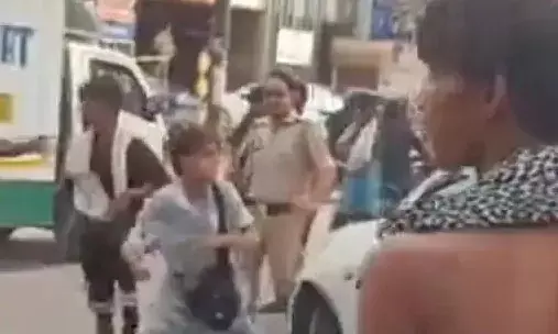कार टकराने पर कावड़ियों का बवाल- चालक की कुटाई कर गाड़ी पर बरसाए..