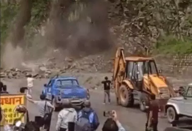 फोरलेन पर फिर गिरा पहाड़- दो जगह लैंडस्लाइड से ट्रैफिक पर ब्रेक