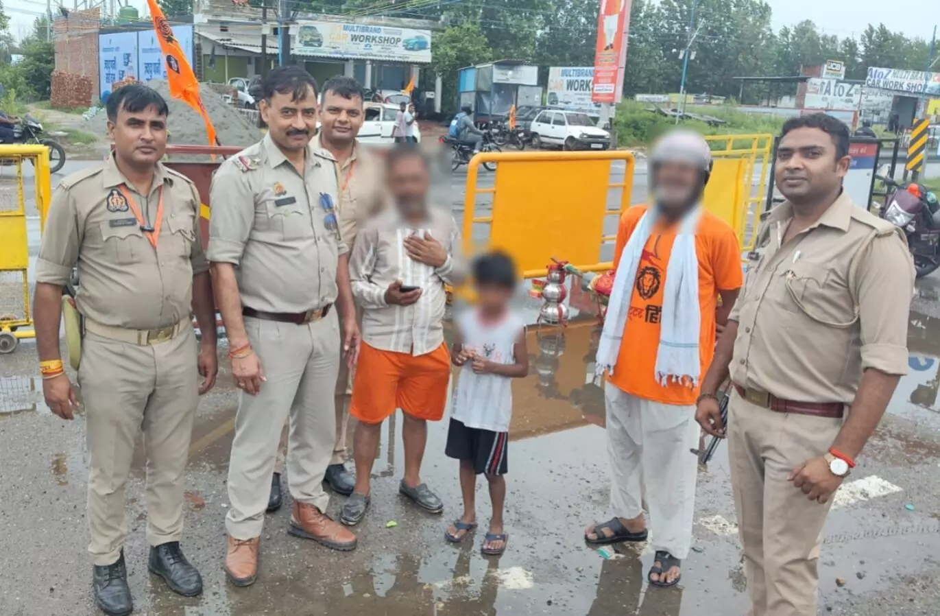 वाह मुजफ्फरनगर पुलिस-बिछडे छोटे कांवड़िए को परिजनों से मिलाया ...