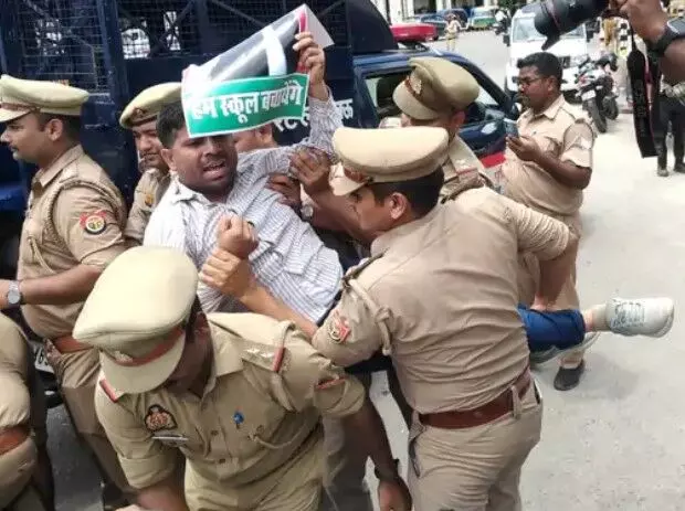 स्कूल मर्जर के खिलाफ हंगामा- सपाइयों की पुलिस से नोंकझोंक-टांगकर..