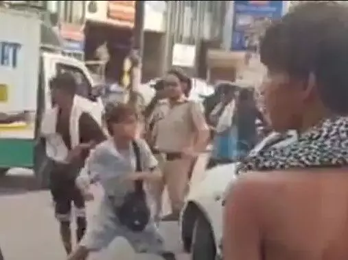 कार टकराने पर कावड़ियों का बवाल- चालक की कुटाई कर गाड़ी पर बरसाए..