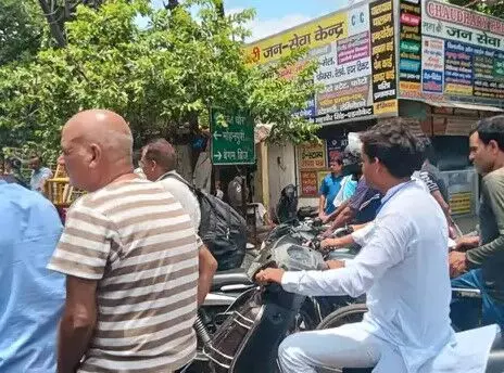 सावन के पहले सोमवार को ही जाम से जूझा ईव्ज चौराहा- एम्बुलेंस भी.. सावन के पहले सोमवार को ही जाम से जूझा ईव्ज चौराहा- एम्बुलेंस भी..