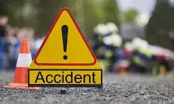 आम से भरा ट्रक पलटा और 9 लोगों को अपनी जान गंवानी पड़ी आम से भरा ट्रक पलटा और 9 लोगों को अपनी जान गंवानी पड़ी