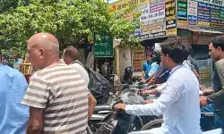 सावन के पहले सोमवार को ही जाम से जूझा ईव्ज चौराहा- एम्बुलेंस भी.. सावन के पहले सोमवार को ही जाम से जूझा ईव्ज चौराहा- एम्बुलेंस भी..