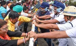 भाजपा का बंद- पुलिस के साथ झड़प-सड़कें जाम-ट्रक में तोड़फोड़- 8 अरेस्ट भाजपा का बंद- पुलिस के साथ झड़प-सड़कें जाम-ट्रक में तोड़फोड़- 8 अरेस्ट