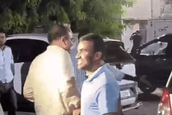 रेलवे दफ्तर में सीबीआई का छापा- महिला कर्मी रिश्वत लेते अरेस्ट रेलवे दफ्तर में सीबीआई का छापा- महिला कर्मी रिश्वत लेते अरेस्ट