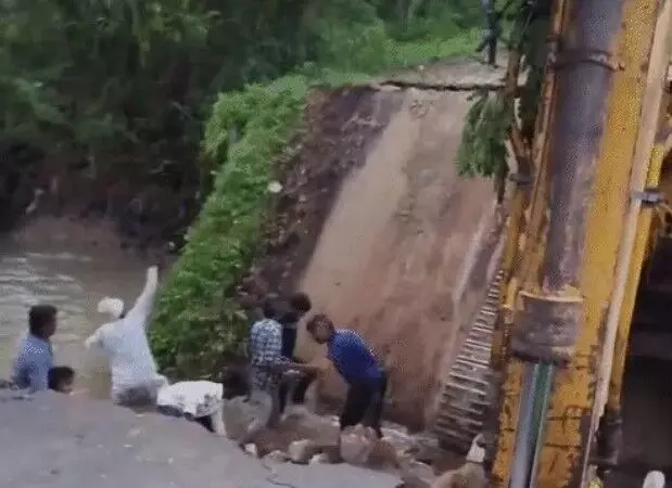 विकास की मिसाल गुजरात में अब एक और पुल गिरा- कई लोग नदी में.. विकास की मिसाल गुजरात में अब एक और पुल गिरा- कई लोग नदी में..