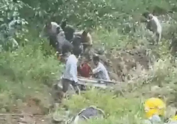 21 लोगों को लेकर जा रही मिनी बस खाई में गिरी-मौके पर चीख पुकार
