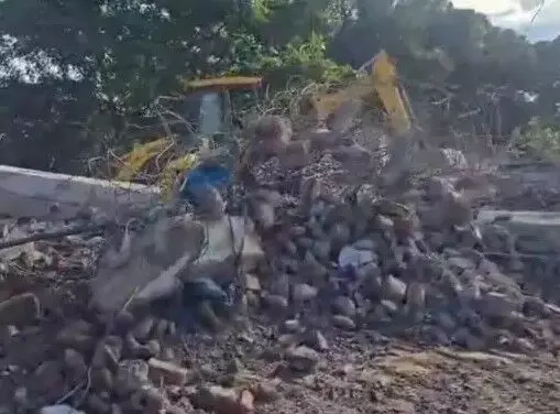 फागू शाह बाबा की मजार पर बुलडोजर गर्जना- पशुचर भूमि पर बने ....