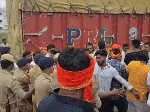 रोकने पर हाईवे जाम- पुलिस से भिड़ी क्षत्रिय महासभा- ACP की वर्दी.. रोकने पर हाईवे जाम- पुलिस से भिड़ी क्षत्रिय महासभा- ACP की वर्दी..