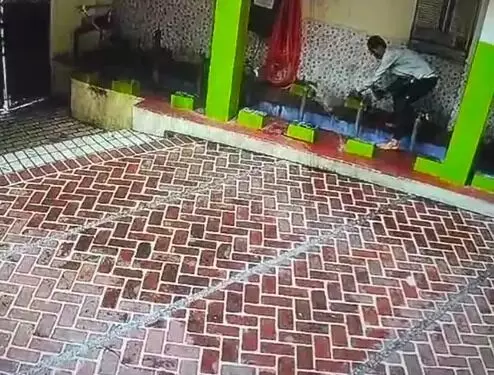 अल्लाह के घर में घुसा चोर- कुछ नहीं मिला तो टोंटी पर ही कर दिया हाथ साफ अल्लाह के घर में घुसा चोर- कुछ नहीं मिला तो टोंटी पर ही कर दिया हाथ साफ