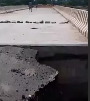 बारिश ने खोली सड़क की मजबूती की पोल- उद्घाटन से पहले ही बह गई... बारिश ने खोली सड़क की मजबूती की पोल- उद्घाटन से पहले ही बह गई...