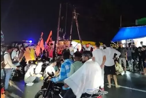 आश्रम का गेट नहीं खुलने से नाराज कांवड़ियों ने हाईवे किया जाम