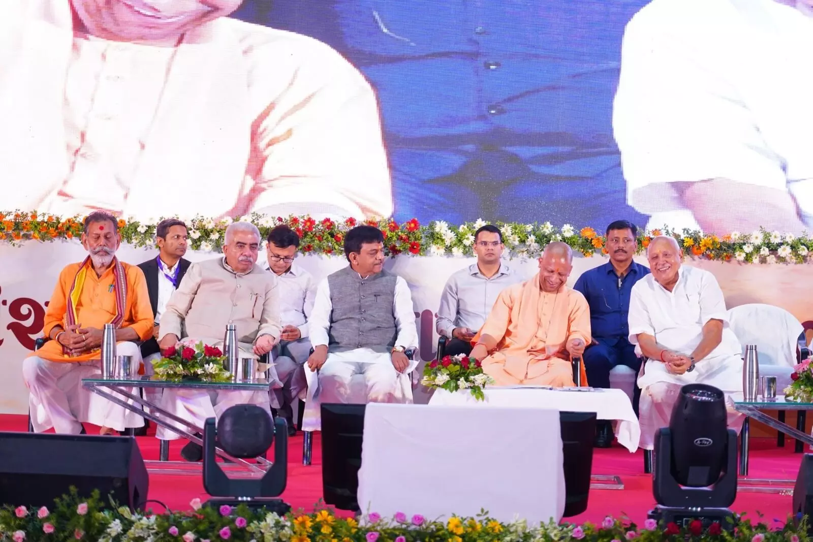 मंत्री कपिल के निमंत्रण पर प्रदर्शनी में पहुंचे CM योगी- बोले...