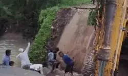 विकास की मिसाल गुजरात में अब एक और पुल गिरा- कई लोग नदी में..