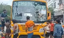 टक्कर के बाद कांवड़ियों ने तोड़फोड़ कर स्कूल बस हवा महल बनाई टक्कर के बाद कांवड़ियों ने तोड़फोड़ कर स्कूल बस हवा महल बनाई