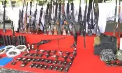 सेना पुलिस का ज्वाइंट ऑपरेशन- हथियारों के जखीरे के साथ 10 उग्रवादी... सेना पुलिस का ज्वाइंट ऑपरेशन- हथियारों के जखीरे के साथ 10 उग्रवादी...