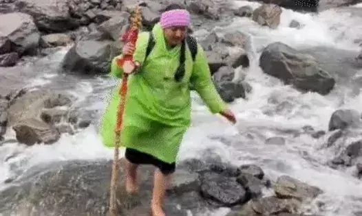 श्रीखंड यात्रा पर 70 किलोमीटर नंगे पांव पैदल चली ईशानी के पैरों में.