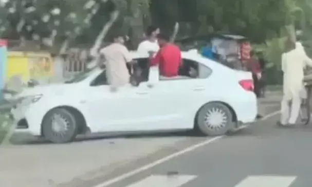इंटर कॉलेज के बाहर कार में स्टंटबाजी का हुड़दंग-पुलिस ने सीज की गाड़ी