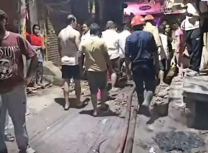 धमाकों के बीच घर में भयंकर आग- पड़ोसियों ने भागकर बचाई जान- 2 लोगों.. धमाकों के बीच घर में भयंकर आग- पड़ोसियों ने भागकर बचाई जान- 2 लोगों..